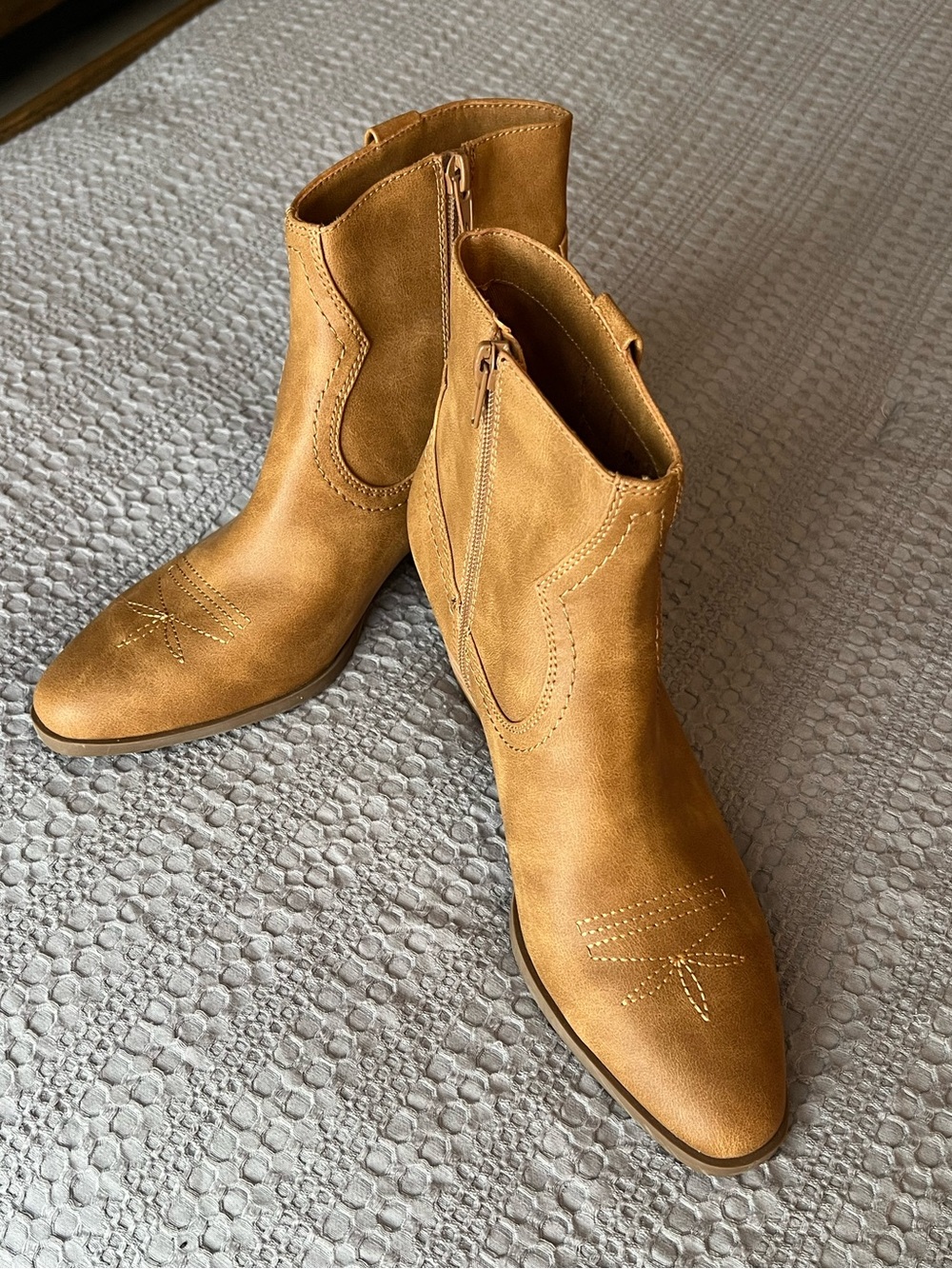 Brand new- DV Dolce Vita Pueblo Tan Western Ankle Boots - Size 8